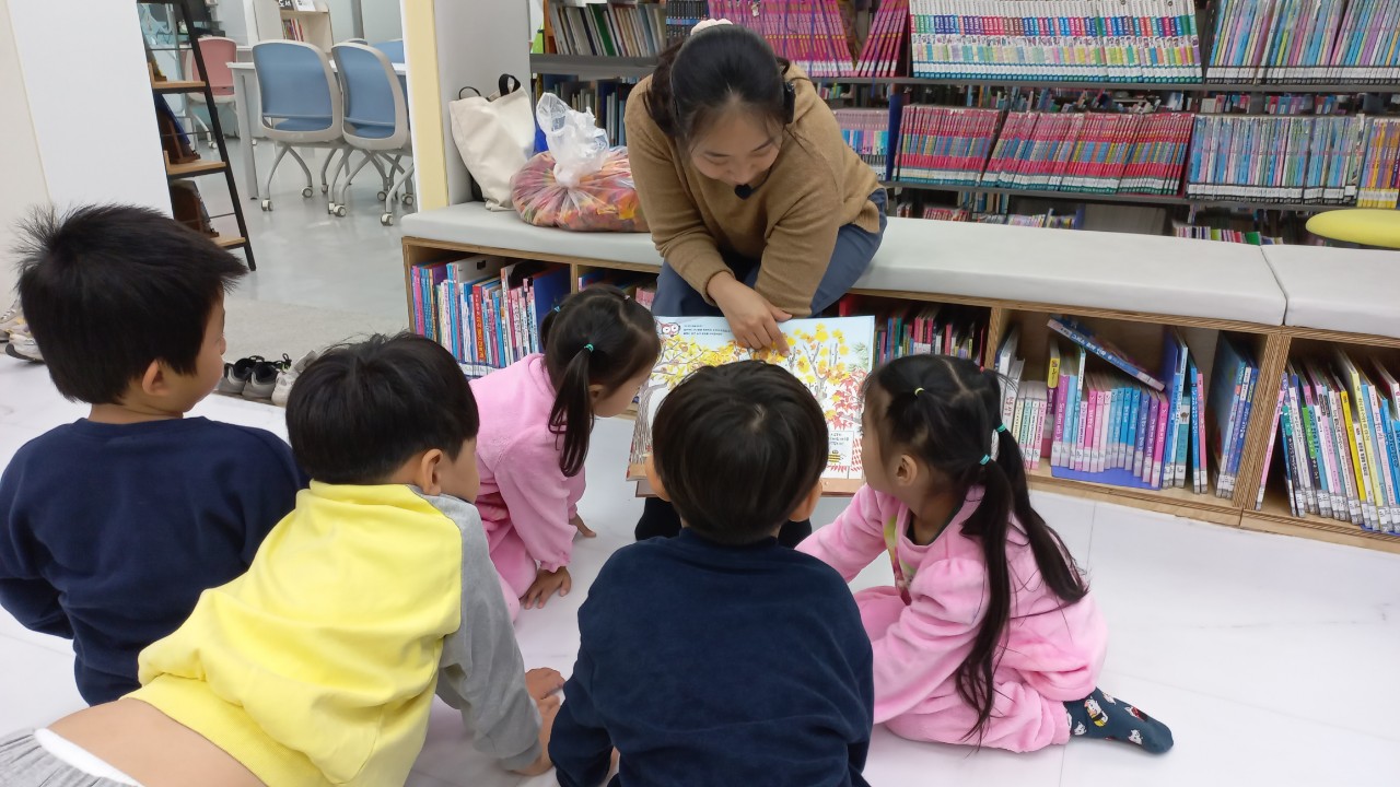 영월교육도서관에서 낙엽 다이빙 책을 보고 다양한 활동을 했습니다. 사진